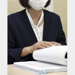 口頭弁論の後、取材に応じる赤木雅子さん（Ｃ）共同通信社