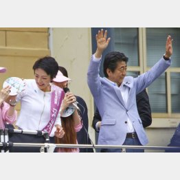 「これは総理案件だから」（2019年7月の参院選で河井案里氏（左）の応援演説に駆け付けた安倍首相＝広島市、当時）／（Ｃ）共同通信社