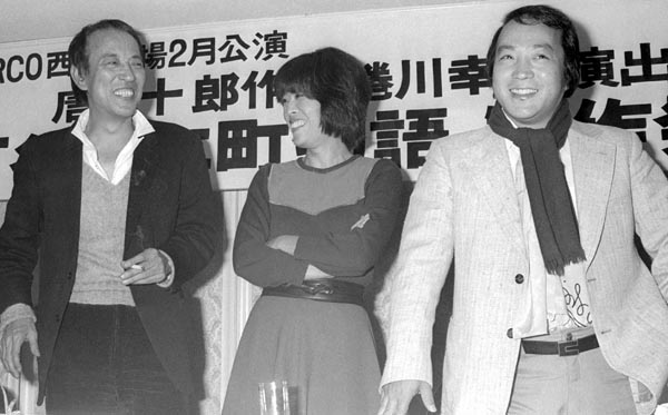 「下谷万年町物語」の会見（左から蜷川幸雄、李麗仙、唐十郎＝1980年）／（Ｃ）共同通信社
