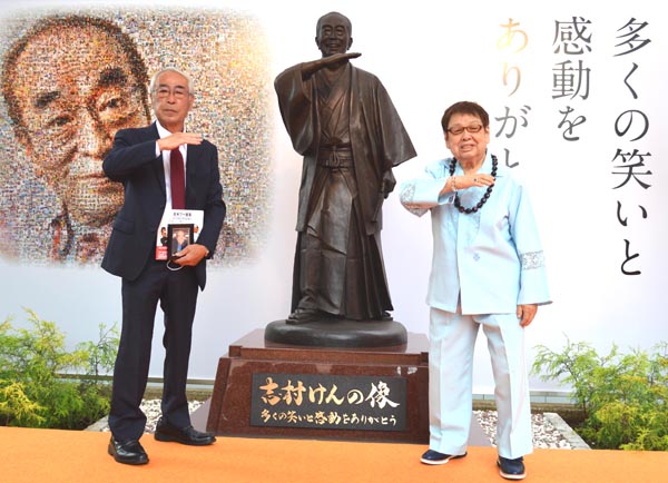 銅像と並ぶ志村けんさんの実兄・志村知之さん（左）と高木ブー（Ｃ）日刊ゲンダイ