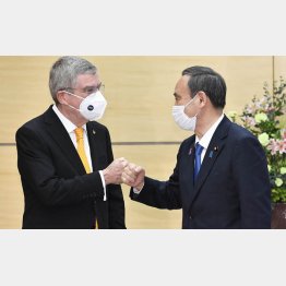 菅首相は“五輪ファミリー”特別枠も認める方針（IOCのバッハ会長＝左）／（Ｃ）共同通信社