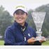 米女子ゴルフのマラソン・クラシックで優勝し、トロフィーを手に笑顔の畑岡奈紗（Ｃ）共同通信社