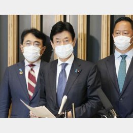 取材に応じる西村経済再生相（Ｃ）共同通信社