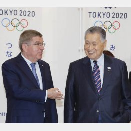 “呪われた五輪”の象徴（IOCバッハ会長と森喜朗前会長＝2016年）／（Ｃ）日刊ゲンダイ