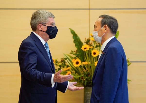 IOCのバッハ会長（左）と菅首相（Ｃ）ロイター