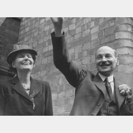 英国の新首相に選ばれたクレメント・アトリーとその妻（1945年7月＝Hulton-Deutsch Collection／CORBIS／ゲッティ／共同通信イメージズ）