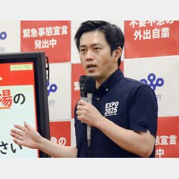 大阪府の新型コロナ対策本部会議後に取材に応じる吉村洋文知事＝18日（Ｃ）共同通信社