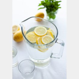 レモン水を口に含むことによって苦味に敏感になる