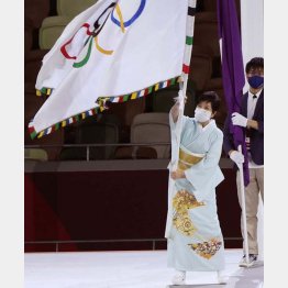 東京五輪閉会式では元気そうに旗を振っていた小池百合子都知事だが…（Ｃ）真野慎也／ＪＭＰＡ