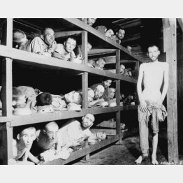 解放されたブーヘンバルト強制収容所の収容者（撮影＝1945年4月16日）　（Ｃ）DPA／共同イメージズ