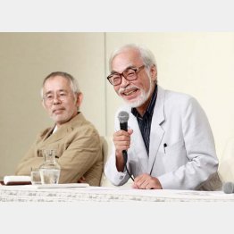2013年の引退会見での宮崎駿監督（右）と鈴木敏夫プロデューサー（Ｃ）日刊ゲンダイ