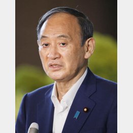 自民党総裁選の不出馬を表明し、首相官邸で取材に応じる菅首相＝3日、午後（Ｃ）共同通信社