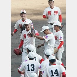 優勝を決めた智辯和歌山ナイン（Ｃ）日刊ゲンダイ