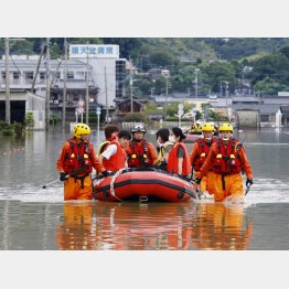 自治体の指示を待たずに早く！（写真は冠水による孤立状態が続く病院から、消防のボートで移動する職員ら＝佐賀）（Ｃ）共同通信社