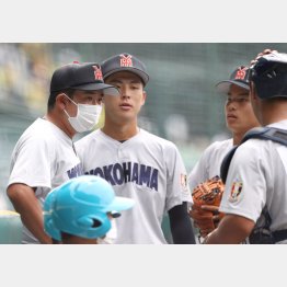 夏の甲子園に出場した横浜の村田監督（左）／（Ｃ）日刊ゲンダイ