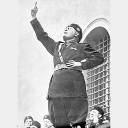 56万人の若きファシスト党員に軍隊への入隊を呼びかけるムソリーニ（Ｃ）World History Archive／ニューズコム／共同通信イメージズ