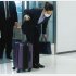 報道陣に一礼する小室圭さん（27日＝成田空港）／（Ｃ）日刊ゲンダイ