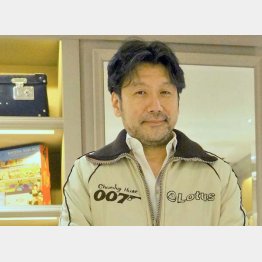 ロジャー・ムーアのジャンパーを着た田窪寿保さん（撮影：滝田誠一郎）