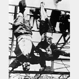 1945年、ミラノのロレート広場で逆さ吊りにされたムソリーニと彼の愛人クラーラ・ペタッチの死体（Ｃ）World History Archive／ニューズコム／共同通信イメージズ