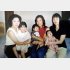 左は祖母に抱かれる鎌田。中央が母・貴子さんと妹・夏芽さん（提供写真）