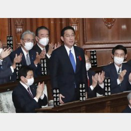 衆院本会議で第100代首相に指名され、起立する自民党の岸田文雄総裁（Ｃ）日刊ゲンダイ