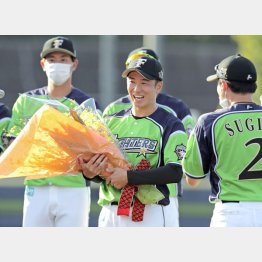 イースタン・リーグ今季最終戦に登板し、試合後のセレモニーで花束を受け取り笑顔を見せる日本ハム・斎藤（Ｃ）共同通信社
