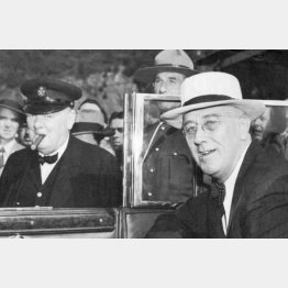 カナダのケベックで会談した際のルーズベルト米大統領（右）とチャーチル英首相＝1941年（Ｃ）World History Archive／ニューズコム／共同通信イメージズ
