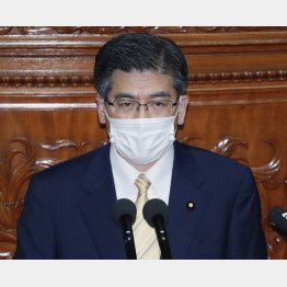 代表質問をする公明党の石井幹事長（Ｃ）日刊ゲンダイ