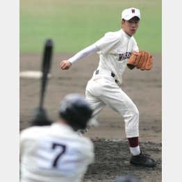 2006年の夏の甲子園で大阪桐蔭・中田（現巨人＝手前）から3三振を奪った早実・斎藤（Ｃ）日刊ゲンダイ