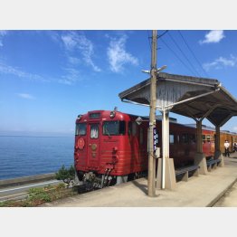 海が近い（下灘駅）／（Ｃ）日刊ゲンダイ