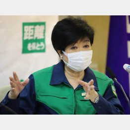 10月1日、定例の記者会見に臨む小池百合子都知事（Ｃ）日刊ゲンダイ