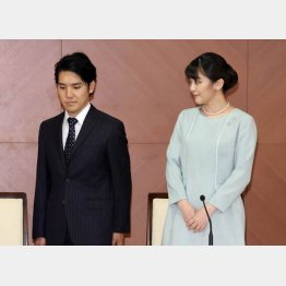 会見でも小室さんに目で合図（Ｃ）ＪＭＰＡ