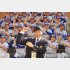 先月、巨人から指名あいさつを受けた際に。関西国際大ナインと翁田大勢投手（Ｃ）共同通信社