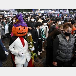 解禁したが…（ハロウィーンで人々で賑わう渋谷交差点スクランブル＝31日）／（Ｃ）共同通信社