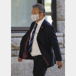 横浜地裁に向かう蔵人金男コロワイド会長（Ｃ）日刊ゲンダイ