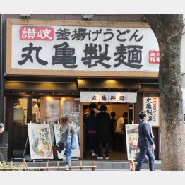 日本では「かけうどん並」が320円（Ｃ）日刊ゲンダイ