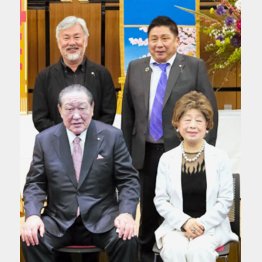 井ノ口忠男被告（後列右）と籔本雅巳被告（同左）、手前は田中英寿理事長夫妻（日大のHPから、トリミングしています）