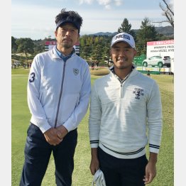 小平智（右）プロとプロアマ大会で（提供写真）