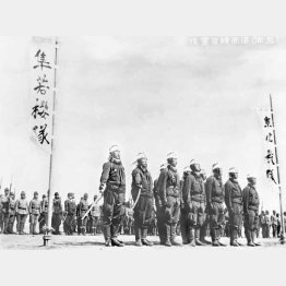 陸軍の特攻隊「振武隊」の「若桜隊」。右には「必殺隊」の幟も（1945年6月7日）／（Ｃ）共同通信社