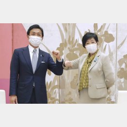 国民民主党と‶連携”（会談前にタッチを交わす小池百合子都知事と玉木雄一郎同党代表）／（Ｃ）共同通信社