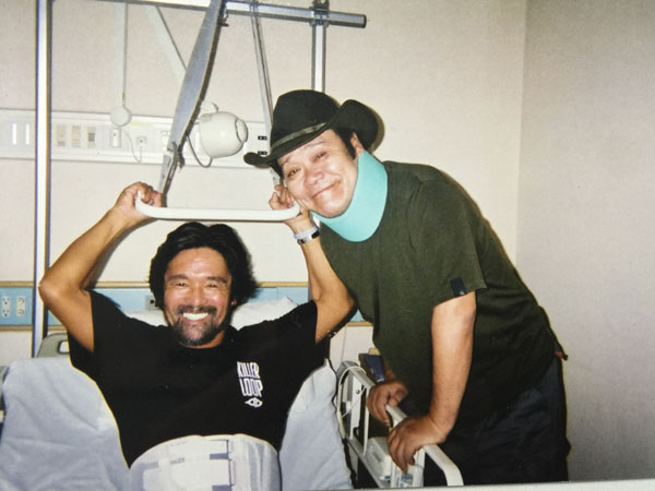 頚椎の手術前、面会謝絶の病室で西田敏行さんと（提供写真）