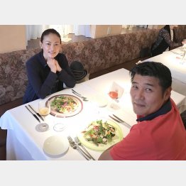 妻の田中美奈子さんと旅先でワインを楽しむ俳優の岡田太郎さん（提供写真）