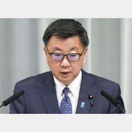 「マスク着用が厳格化された」と松野博一官房長官は説明するが（Ｃ）共同通信社