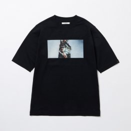 ン・ダグバ・ゼバのデザインTシャツ（提供写真）