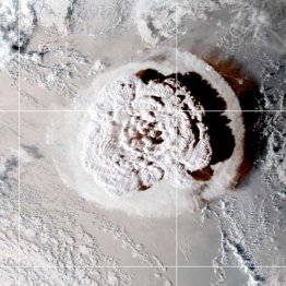 衛星から見たトンガ沖海底火山の噴火の様子(C)ロイター