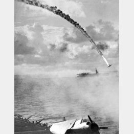 サイパンの戦いで対空放火の直撃を浴び、墜落する日本軍機（Ｃ）Underwood Archive／Universal Images Group／共同通信イメージズ