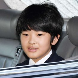 上皇ご夫妻に誕生日のあいさつをするため、皇居に入る秋篠宮家の長男悠仁さま（Ｃ）共同通信社