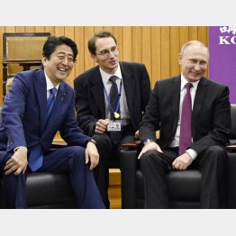 プーチン大統領（右）に貢ぎまくるもあっさり袖にされ…（安倍元首相＝左）／（Ｃ）ＪＭＰＡ