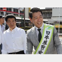 被差別部落発言で維新も結局パージ（右から公認候補の長谷川豊氏と松井一郎代表＝2017年衆院選当時）／（Ｃ）日刊ゲンダイ