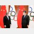 IOCのバッハ会長（左）と中国の習近平国家主席（Ｃ）新華社＝共同